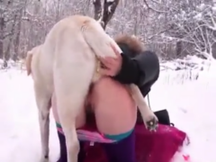 Mexicana haciendo anal con perro en la nieve