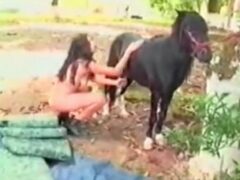 Morena masajea los huevos del caballo mientras le chupa la polla