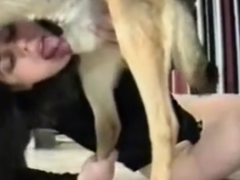Mujer practica zoofilia en la perrera