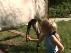 Rubia de 18 años le hace una mamada a 2 caballos