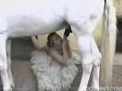 Rubia muestra al caballo lo que puede hacer con su boca