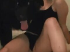 Rubia mexicana orgasma en la boca de su perro