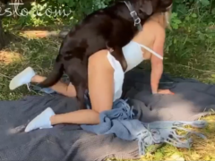 Rubia mexicana culona se folla a su perro en el bosque