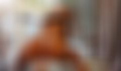 Pelirroja traviesa de 20 años chupando el pene de un caballo