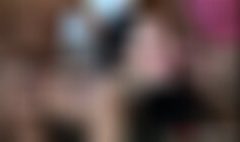 Hermosa chica joven nerd sólo 18 años chupando perro